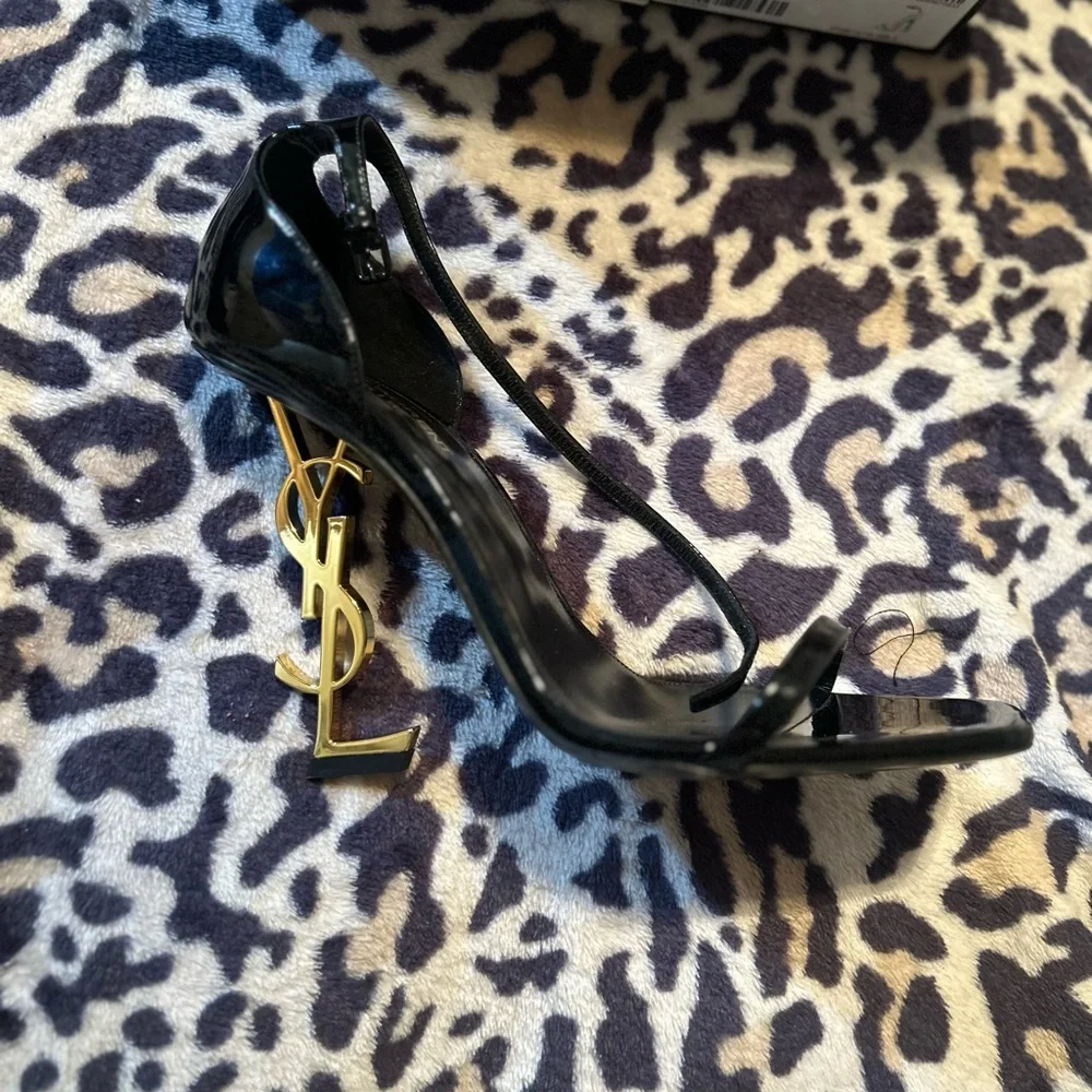 Saint Laurent
Opyum Sandals in Patent Leather - Picture 2 of 5